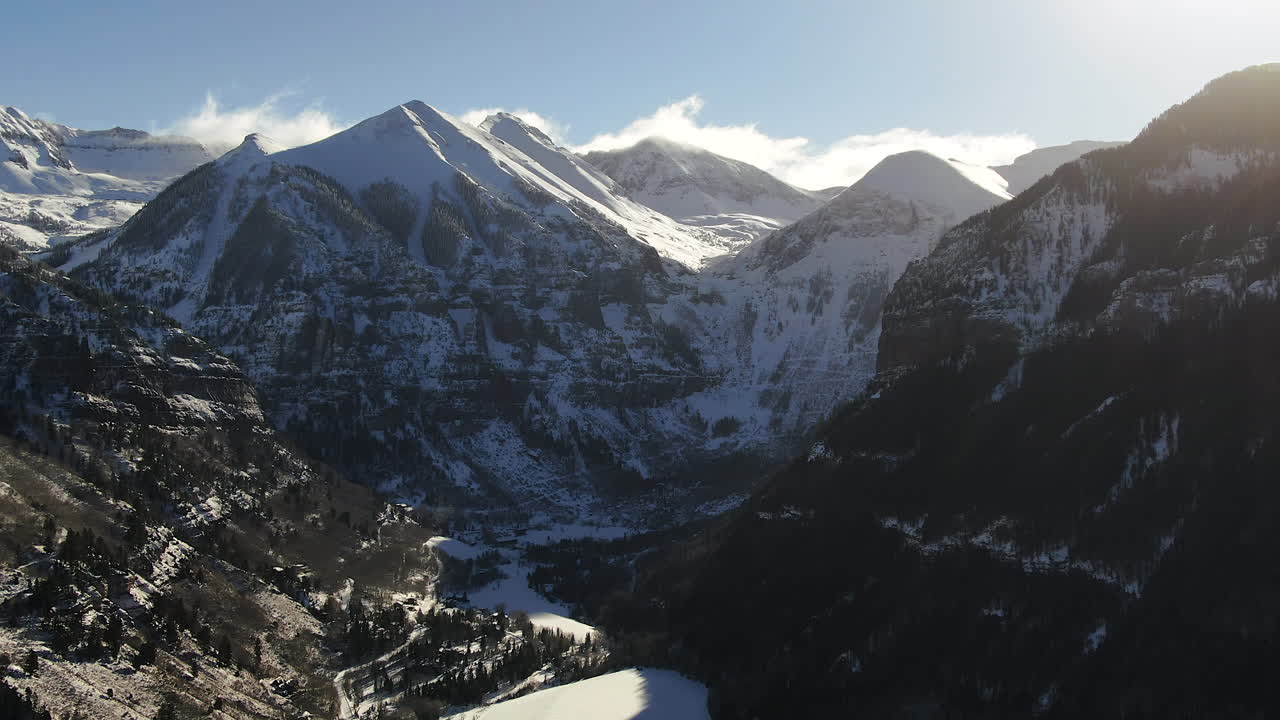 텔루라이드 산 스키 리조트 다운타운 콜로라도의 경치 좋은 산 경관과 역사적인 건물 일찍  ⁇ 빛 중간 겨울 팬 업 움직임을 드러 ⁇ 니다