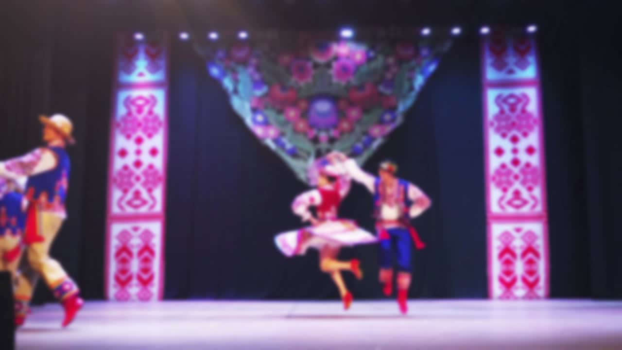 Bailes nacionales ucranianos. Fuera de foco. Cámara lenta