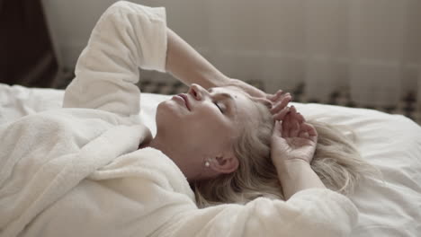 una mujer hermosa despertando en la cama.