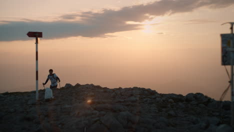 Ein-Wanderer,-Der-Auf-Die-Kamera-Zugeht-Und-Die-Spitze-Des-Berges-Peca-Erreicht