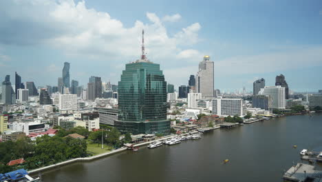 bangkok, tailandia, timelapse de nubes y sombras moviéndose sobre edificios modernos y rascacielos por el río chao phraya