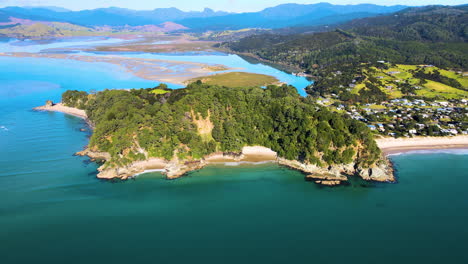 reserva histórica de opera point y puerto de whangapoua en la península de coromandel, isla del norte, nueva zelanda en verano