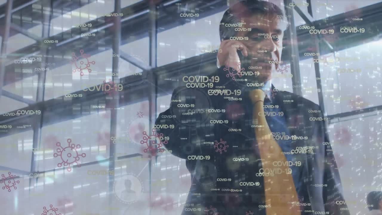 Animering av databehandling och covid 19-text över kaukasisk affärsman som arbetar på kontor