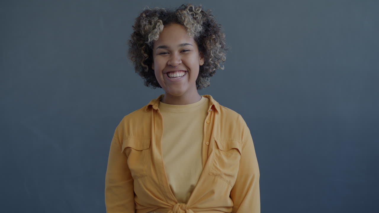 mujer feliz celebrando