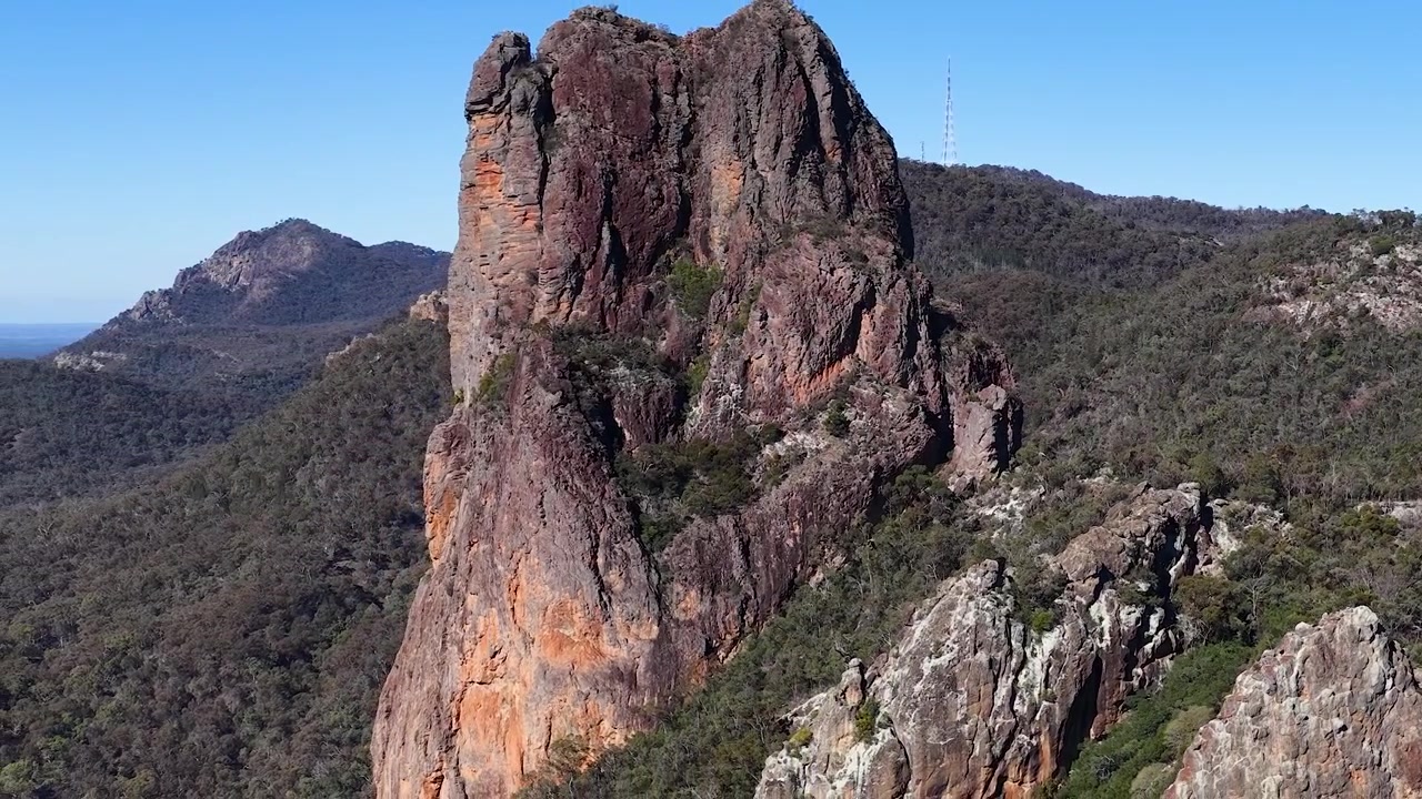 Panoramica del dicco vulcanico Breadknife e della catena montuosa nel Parco Nazionale Warrumbungle.