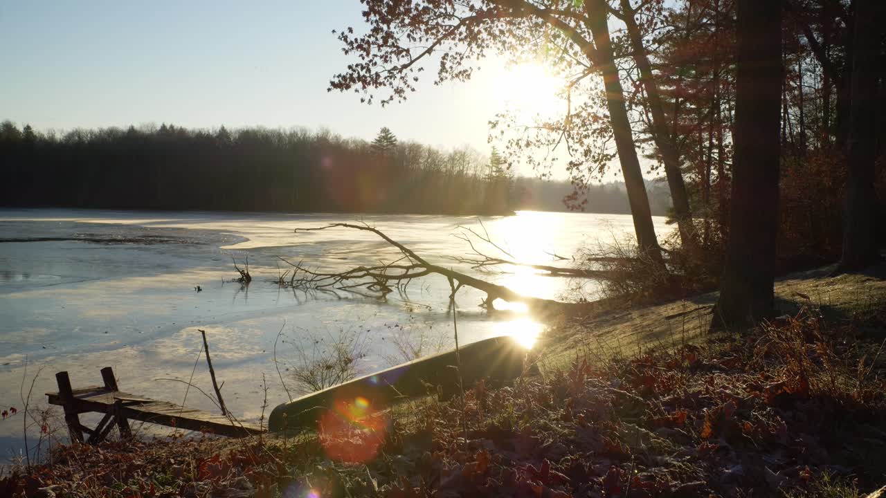 얼어붙은 호수에 부두와 카누
