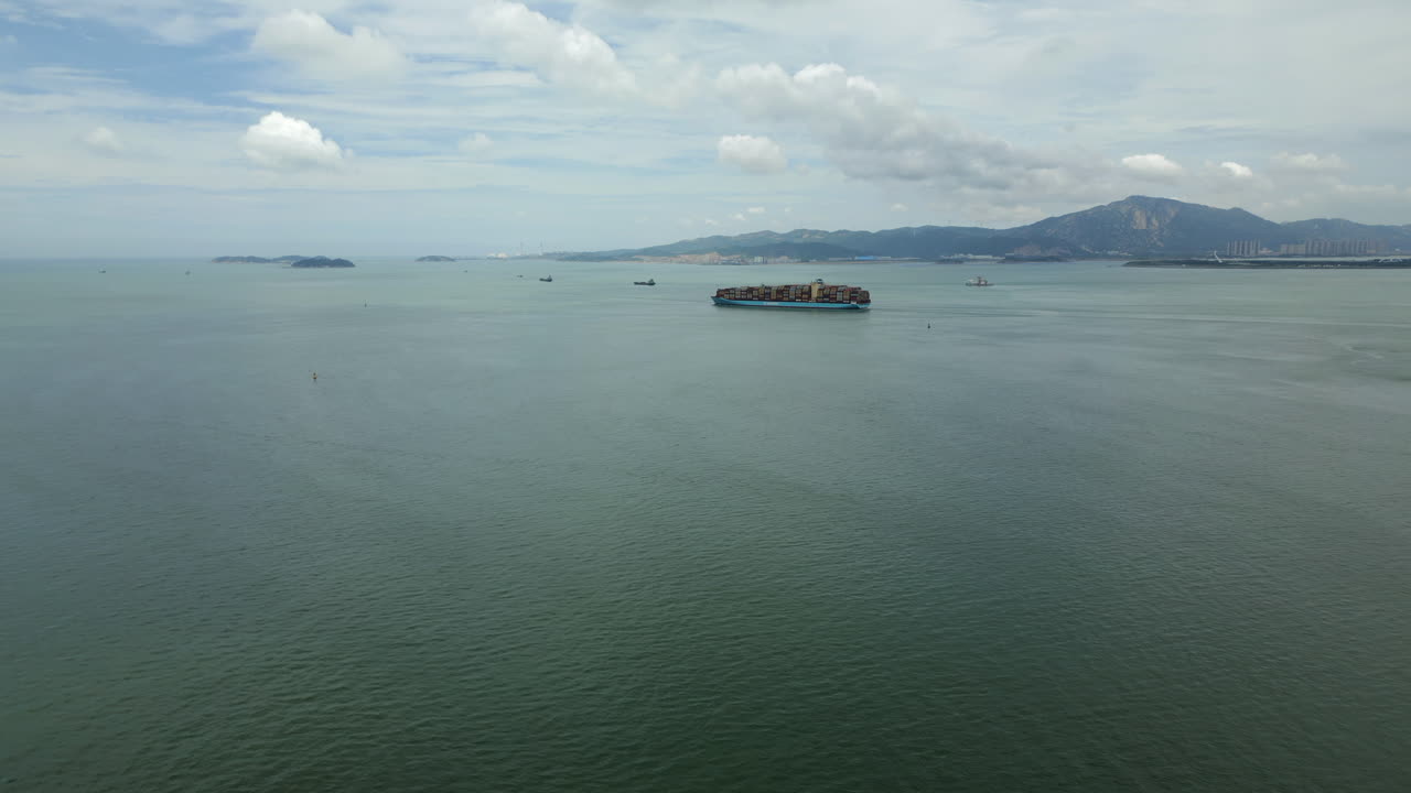 화물선은 중국 시아멘 항구에서 출발하여 개방된 바다로 향합니다.