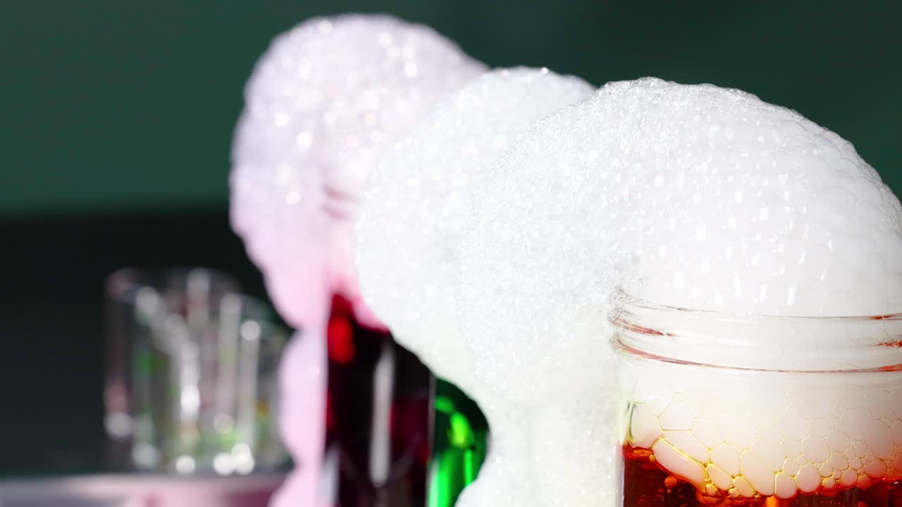 이 흥미진진한 과학 실험은 건조한 얼음이 다채로운 액체에서 거품을 만들어 화학 반응과 시각적 효과를 강조하는 것을 보여줍니다.