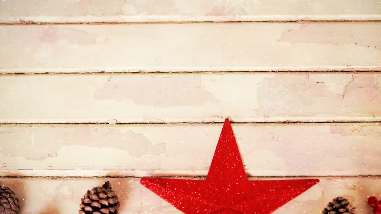 decoración de navidad en madera combinada con la nieve que cae