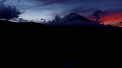 Vista-Aérea-Tropical-De-La-Tarde-Del-Atardecer-Del-Monte-Agung,-Bali