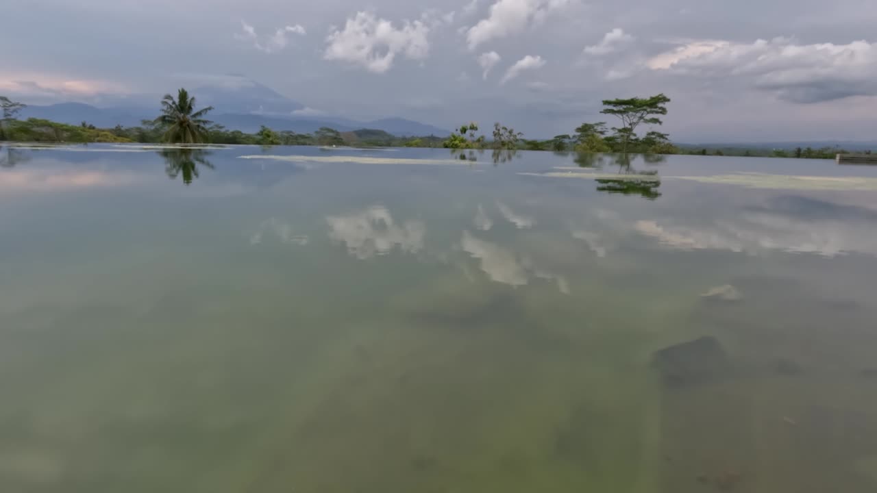 отражение вида неба и облаков на поверхности воды бассейна, в течение дня в облачную погоду