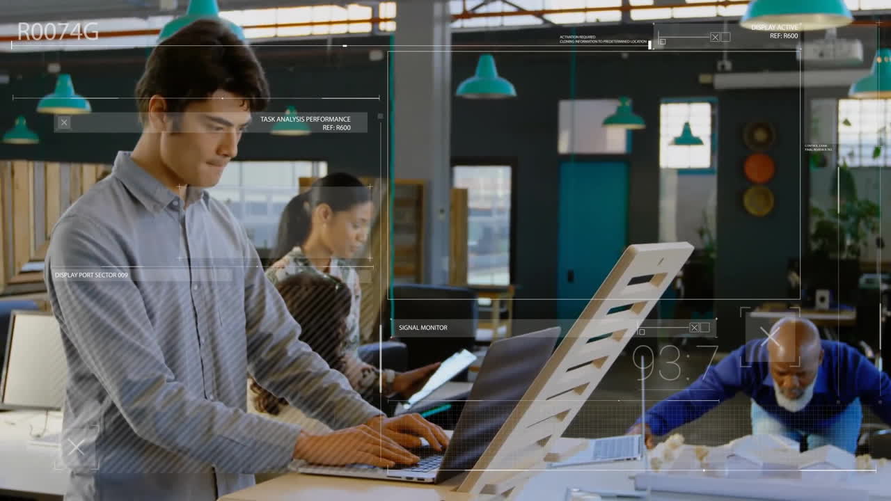 사무실에서 일하는 다양한 동료들에 대한 데이터 처리의 애니메이션