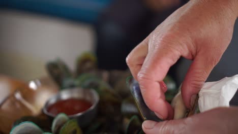 Gente-Comiendo-Un-Plato-De-Mejillones-De-Concha-Verde-De-Nueva-Zelanda-Recién-Capturados-En-Un-Barco