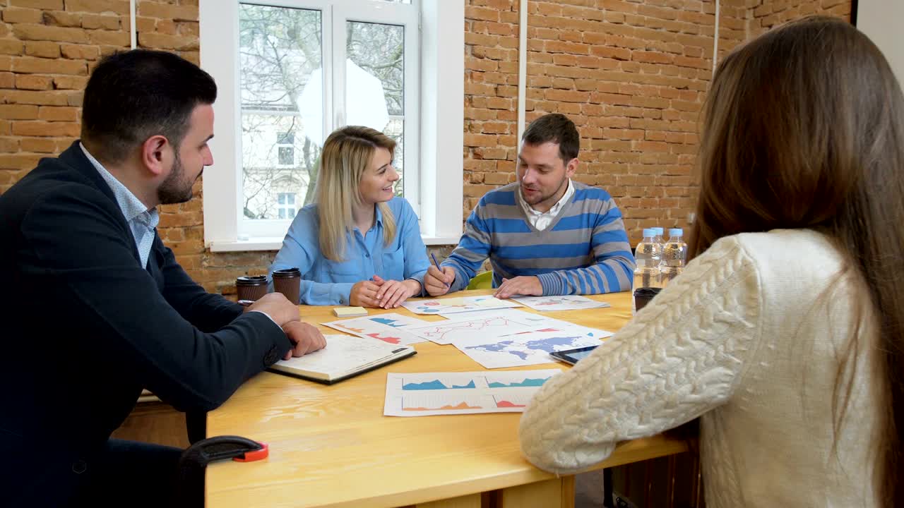 reunión de equipo de negocios involucró a diversas personas que participaron en ideas creativas y sostenibles steadicam filmado a través de la mesa de la sala de juntas espacio de trabajo compartido