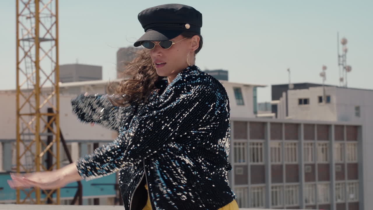 танцующая женщина латиноамериканская танцовщица на крыше красивая бразильская женщина выполняет танцевальные движения в городе