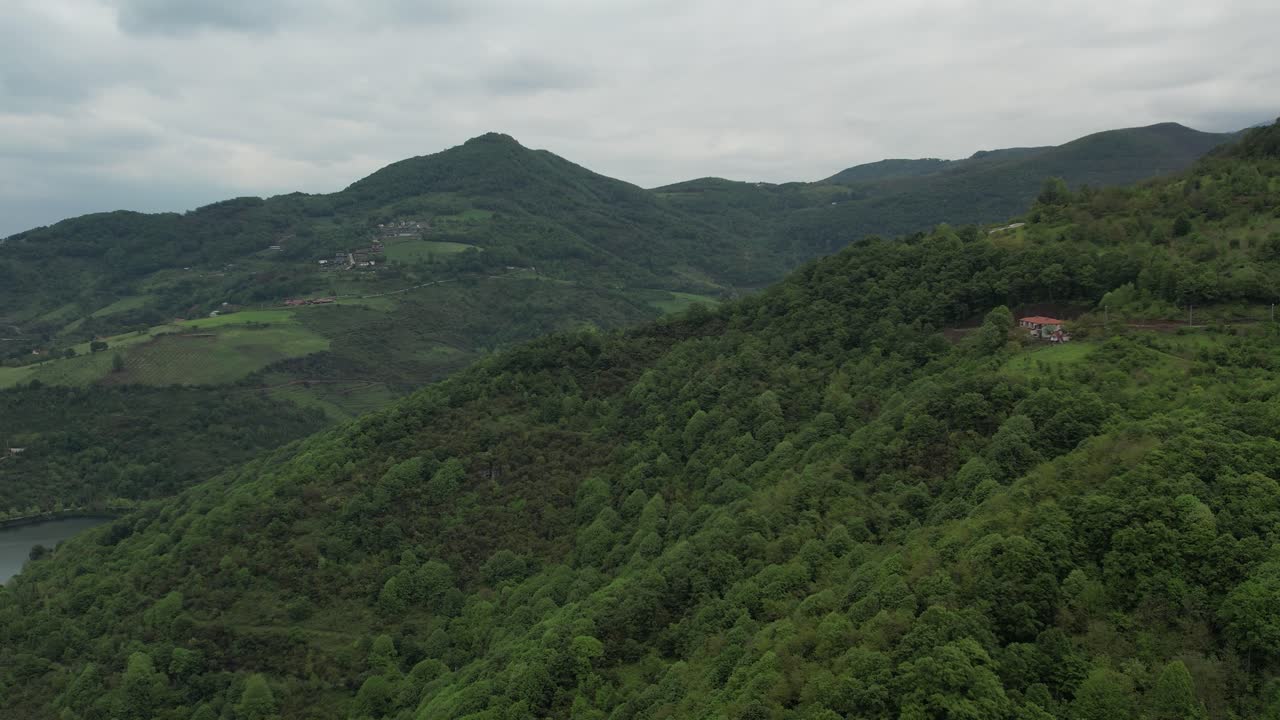 vista de drones de verdes colinas forestales bajo un cielo nublado en los balcanes, paisaje primaveral de macedonia