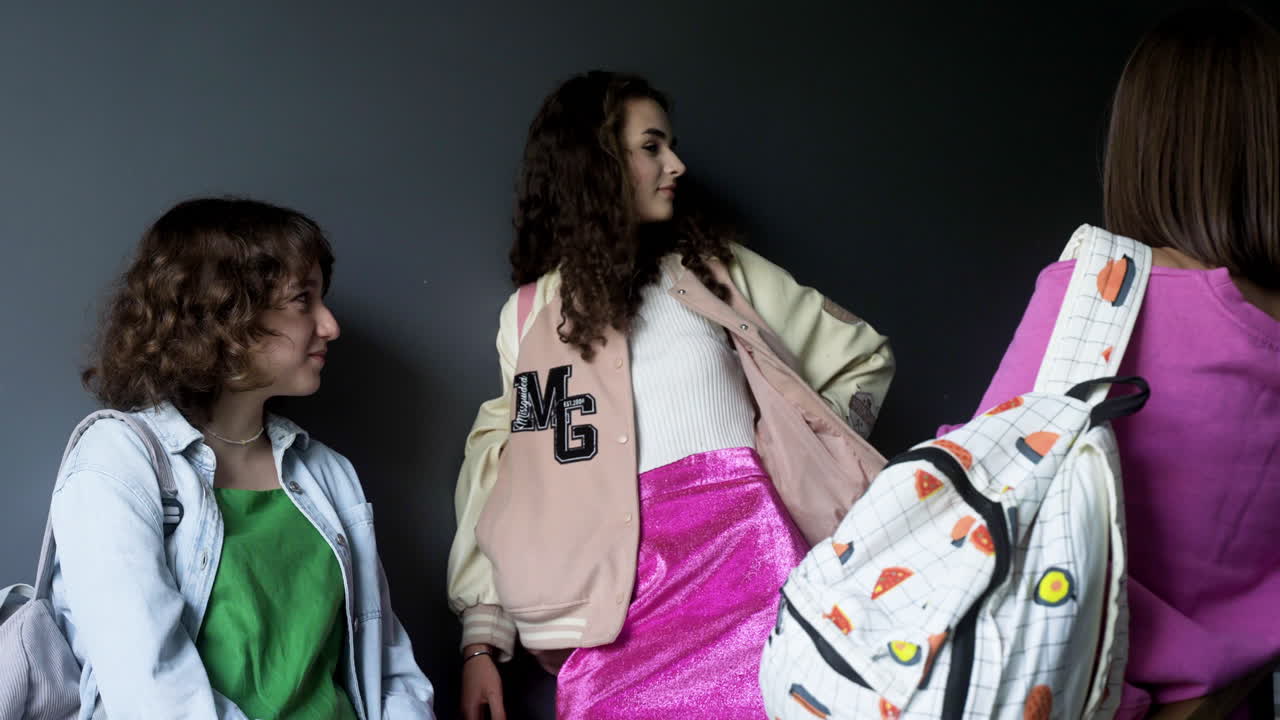 위층으로 올라가는 남성 십대