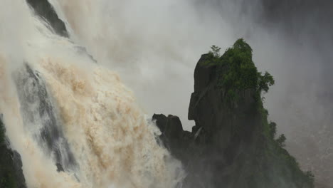 imágenes estáticas desde el mirador en la cascada de barron falls durante la temporada de lluvias