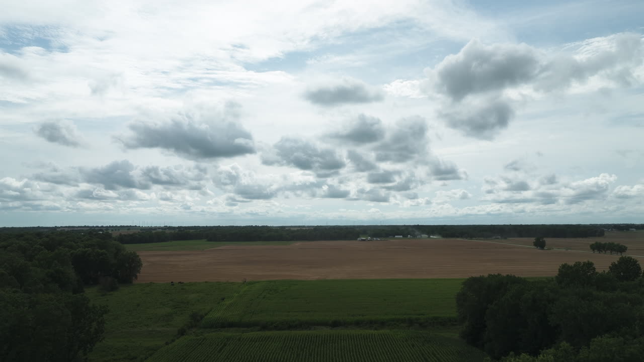 Landskab med landbrugsland under skydækket nær Lamar, Barton County, Missouri, USA