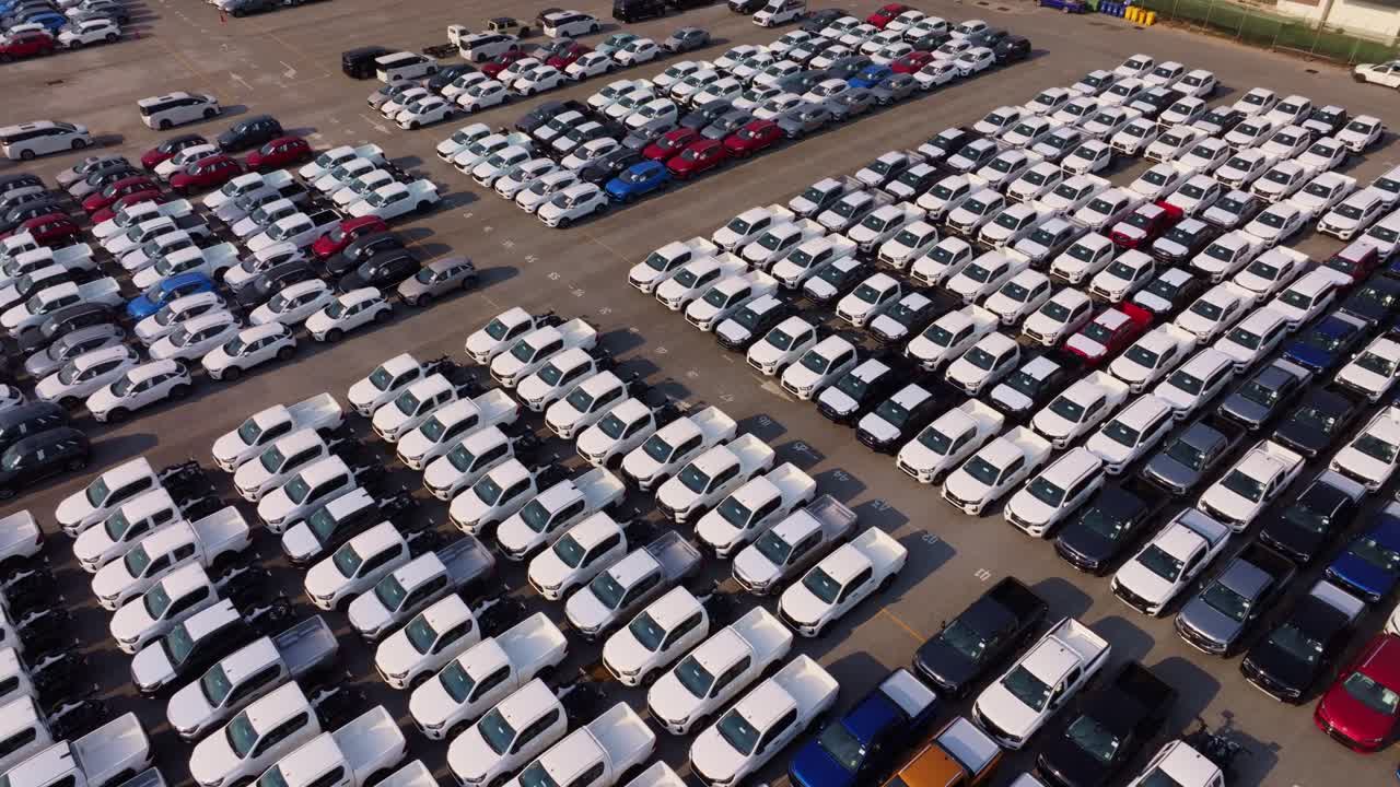 Lote de exportação com veículos prontos para embarque, Tailândia