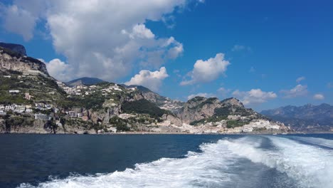 Schaumige-Rückspülung-Einer-Fähre-Mit-Der-Stadt-Positano-An-Der-Amalfiküste,-Italien