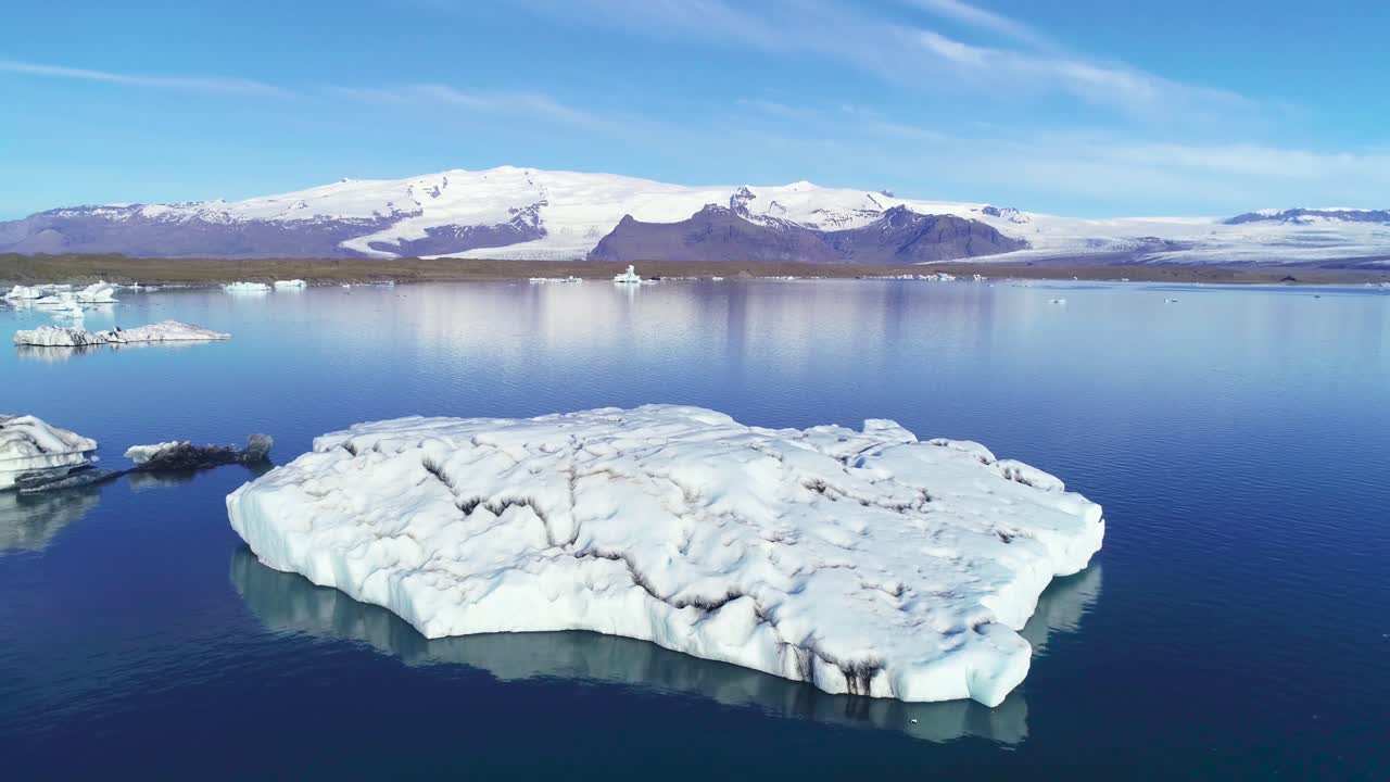 아이슬란드 16의 북극 요쿨살론 빙하 석호에서 빙산 위의 아름다운 공중