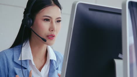 Kundendienstmitarbeiter-Oder-Callcenter-Mit-Headset,-Das-Mit-Dem-Kunden-Telefoniert.