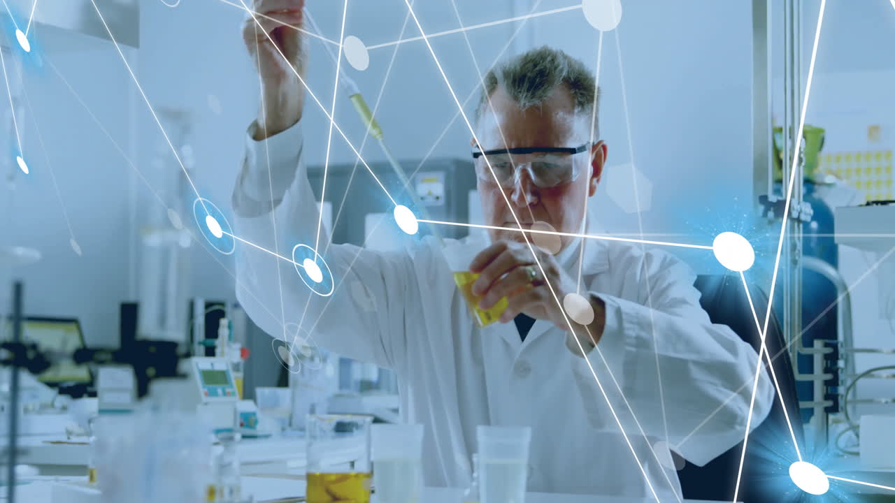 animación de una red de conexiones sobre un científico caucásico que trabaja en un laboratorio