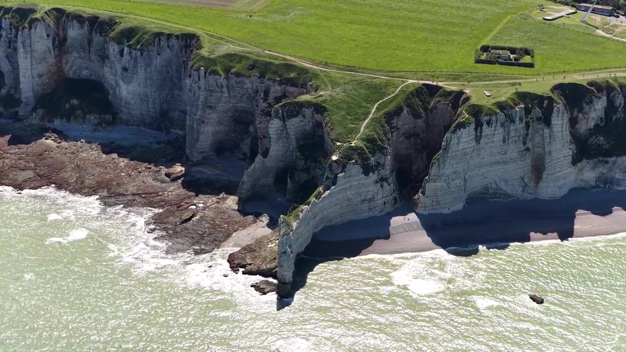 Arche naturelle de la Porte d'Aval sculptée dans les falaises de craie d'Étretat, Normandie, France, sur la Côte d'Albâtre