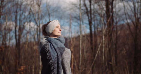 Hapy-Mujer-Sonriendo-A-La-Cámara-En-Otoño-1