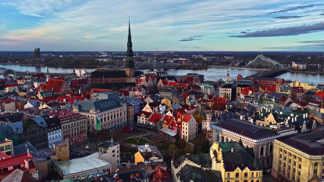 Monumento alla Libertà Milda a Riga, Lettonia e panorama della città vecchia in vista aerea