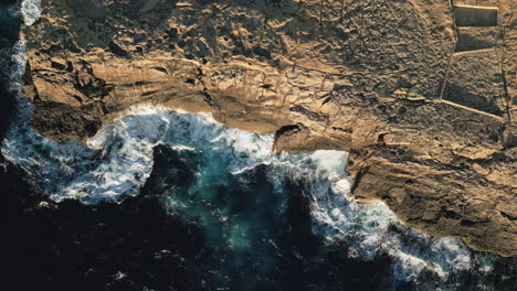 Hermosas-Olas-Del-Océano-Chocando-Contra-La-Roca,-La-Belleza-De-Gozo-Y-La-Naturaleza,-El-Mar