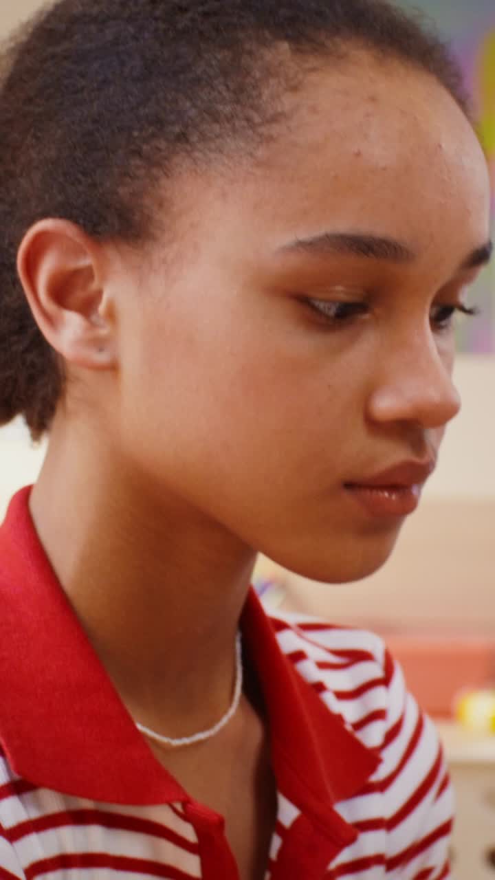 Ragazza adolescente che si trucca
