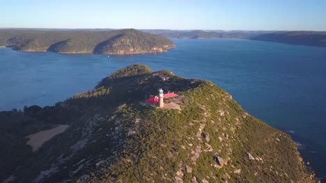 Aufsteigende-Drohnen-Videoaufnahmen-Des-Barrenjoey-Leuchtturms-Mit-Meerblick,-Palm-Beach,-Australien