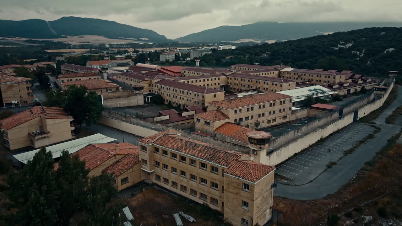 Vista aerea di un vecchio complesso carcerario abbandonato con torri di guardia