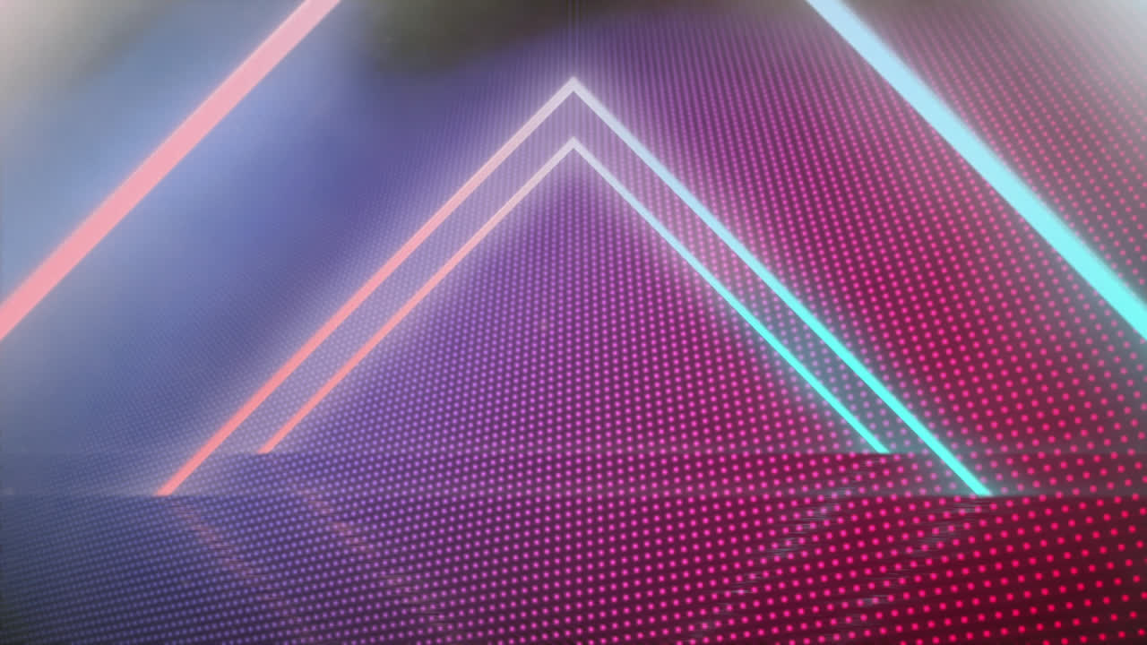 Animación de un túnel de triángulos geométricos brillantes moviéndose sobre puntos azules y rosas en el fondo.