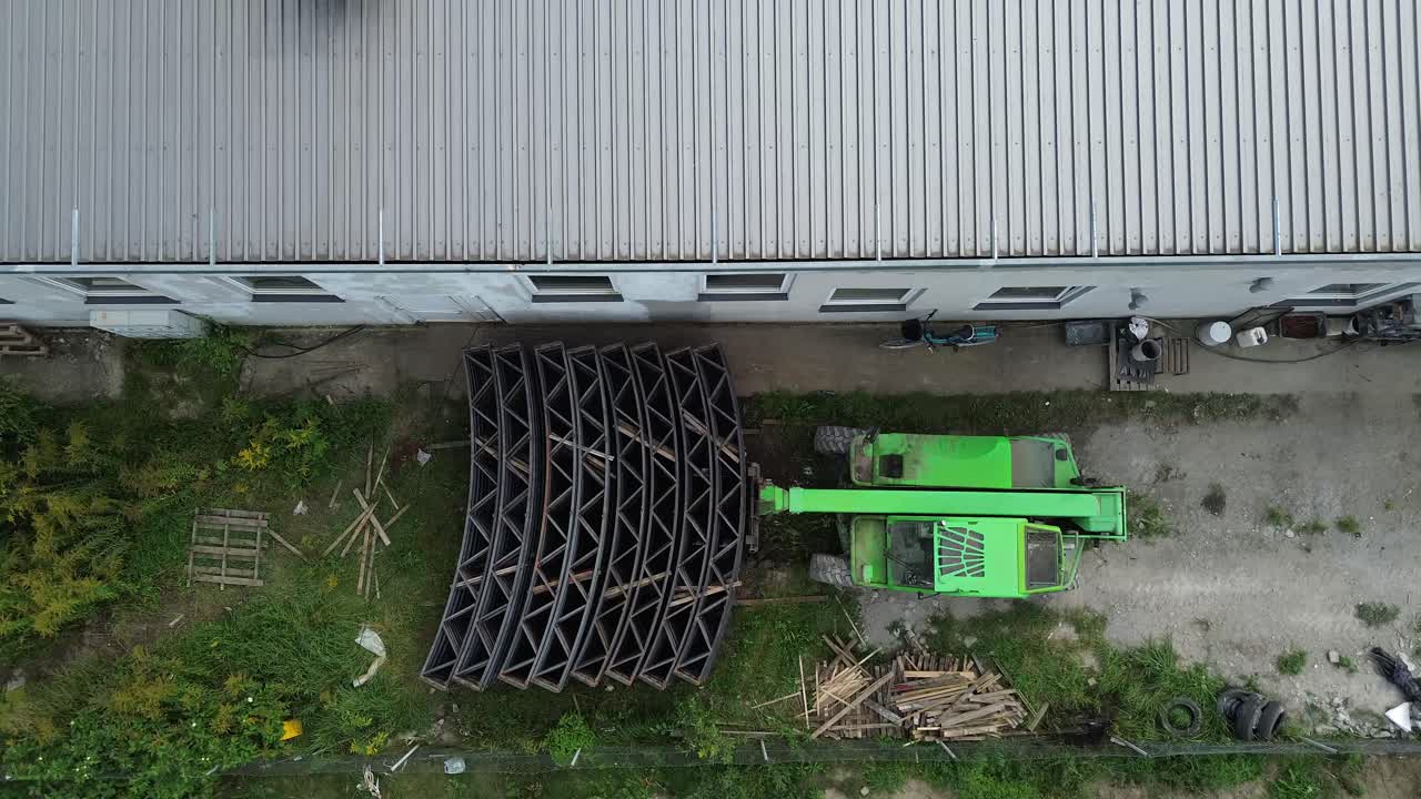 estructuras ascendentes: un ascensor lleva sin esfuerzo elementos metálicos, una imagen vívida de la eficiencia industrial en este vídeo dinámico de stock