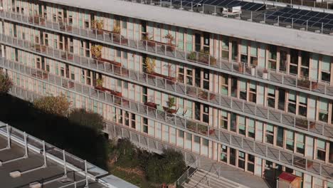 Fassade-Der-Wohnung,-Mischung-Aus-Moderner-Ästhetik-Und-Neutralen-Farbtönen