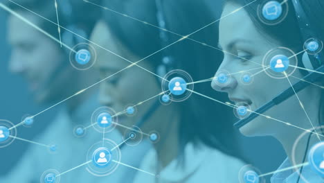 animación de la red de conexiones a través de diversas personas de negocios que utilizan auriculares telefónicos