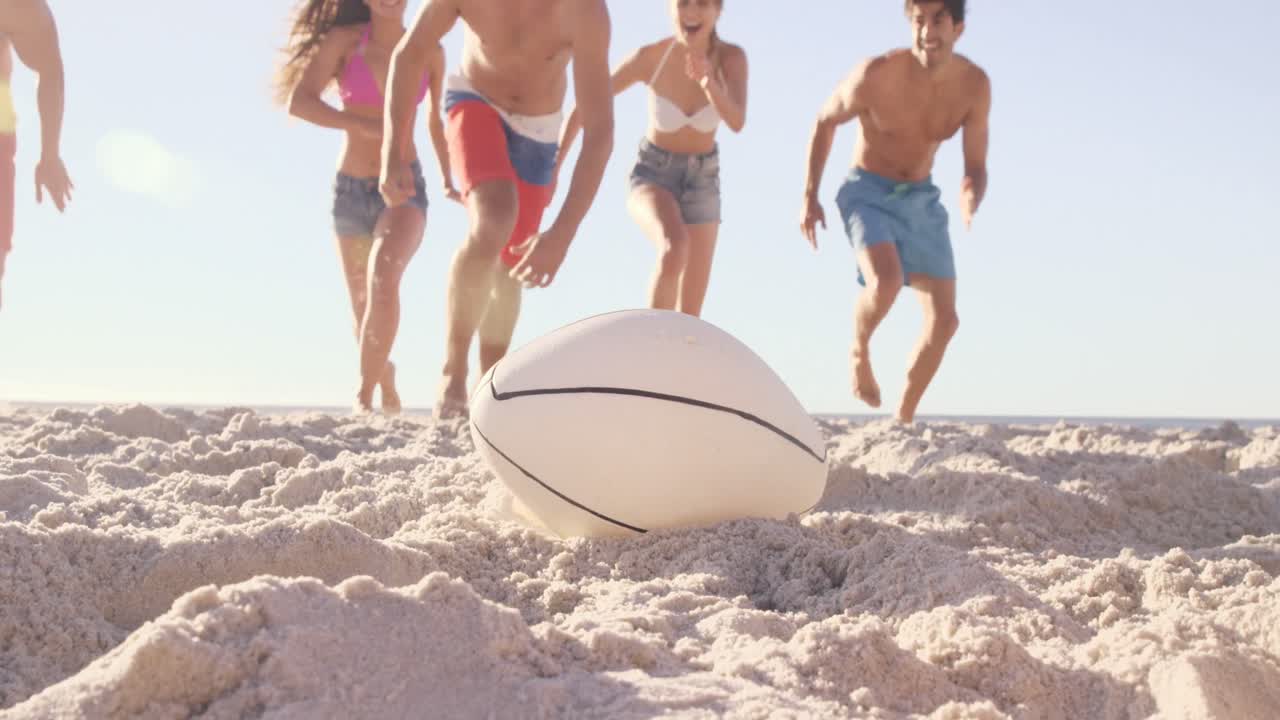 행복 한 친구 들 이 공 을  ⁇ 고 달리고 있다