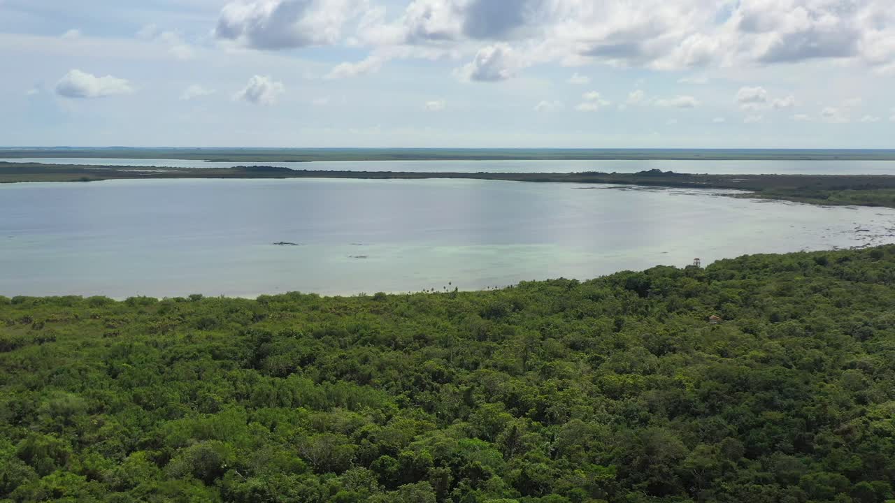 lago de manglares sian ka'an en tulum mexico en un día soleado de verano, paisaje aéreo