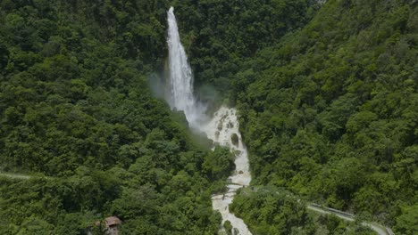 impresionante cascada de atlahuitzia en el bosque selvático de veracruz, méxico