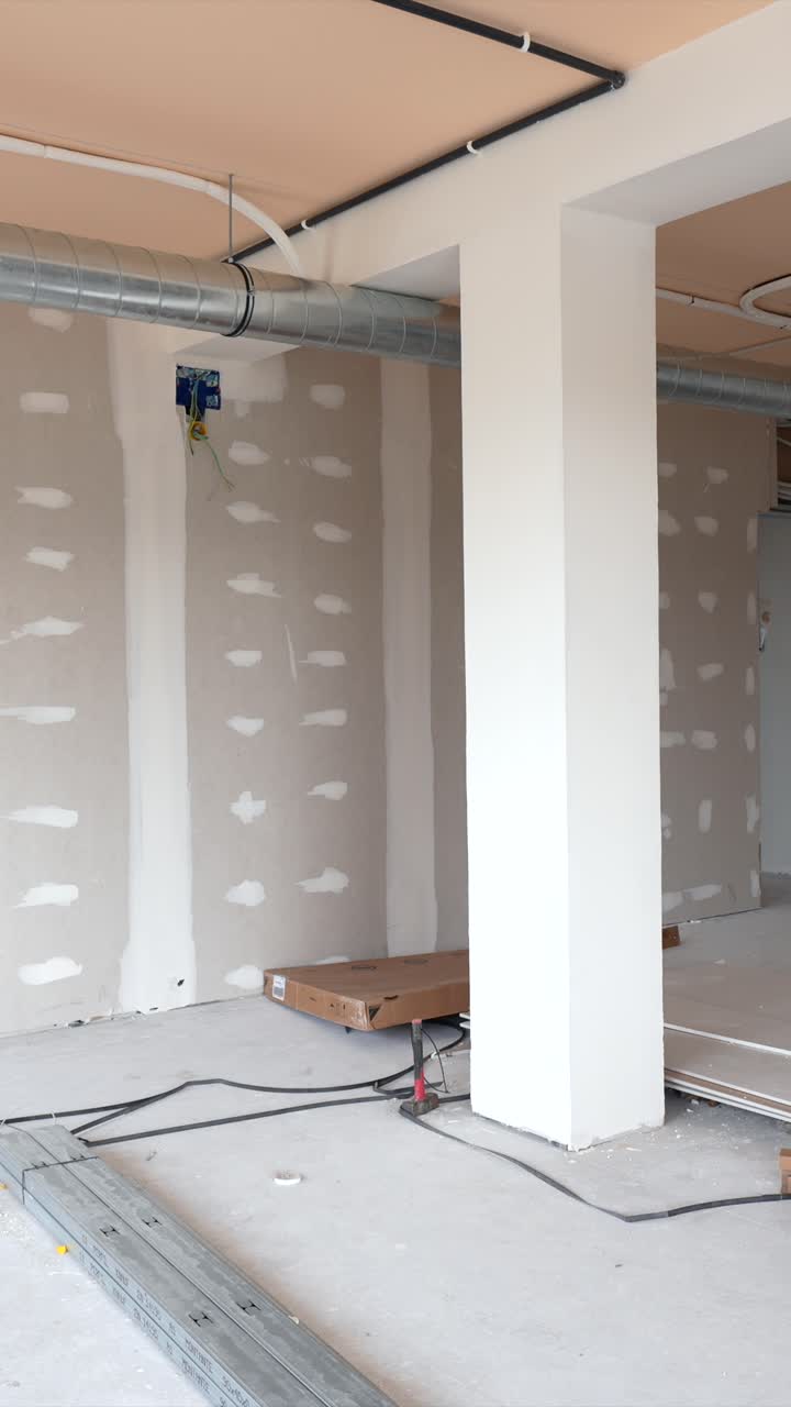 Interior de um Cômodo Inacabado com Drywall e Dutos de Ventilação Expostos