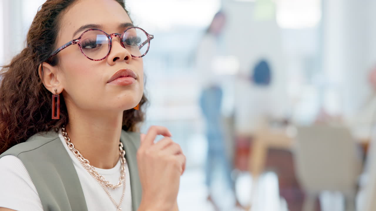negocios, pensamiento y mujer con planificación