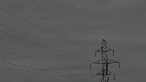 avión volando sobre la torre de transmisión