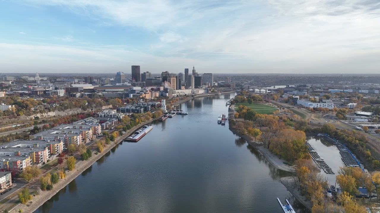 Riprese aeree con drone del fiume Mississippi vicino a St. Paul, Minnesota, con il ponte Smith Avenue High Bridge e paesaggi autunnali