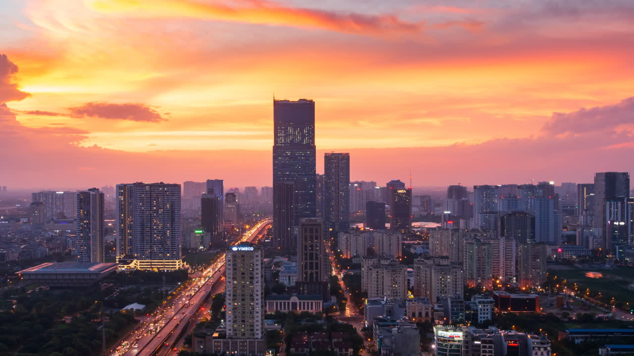 hermoso atardecer en la ciudad de hanoi, vietnam