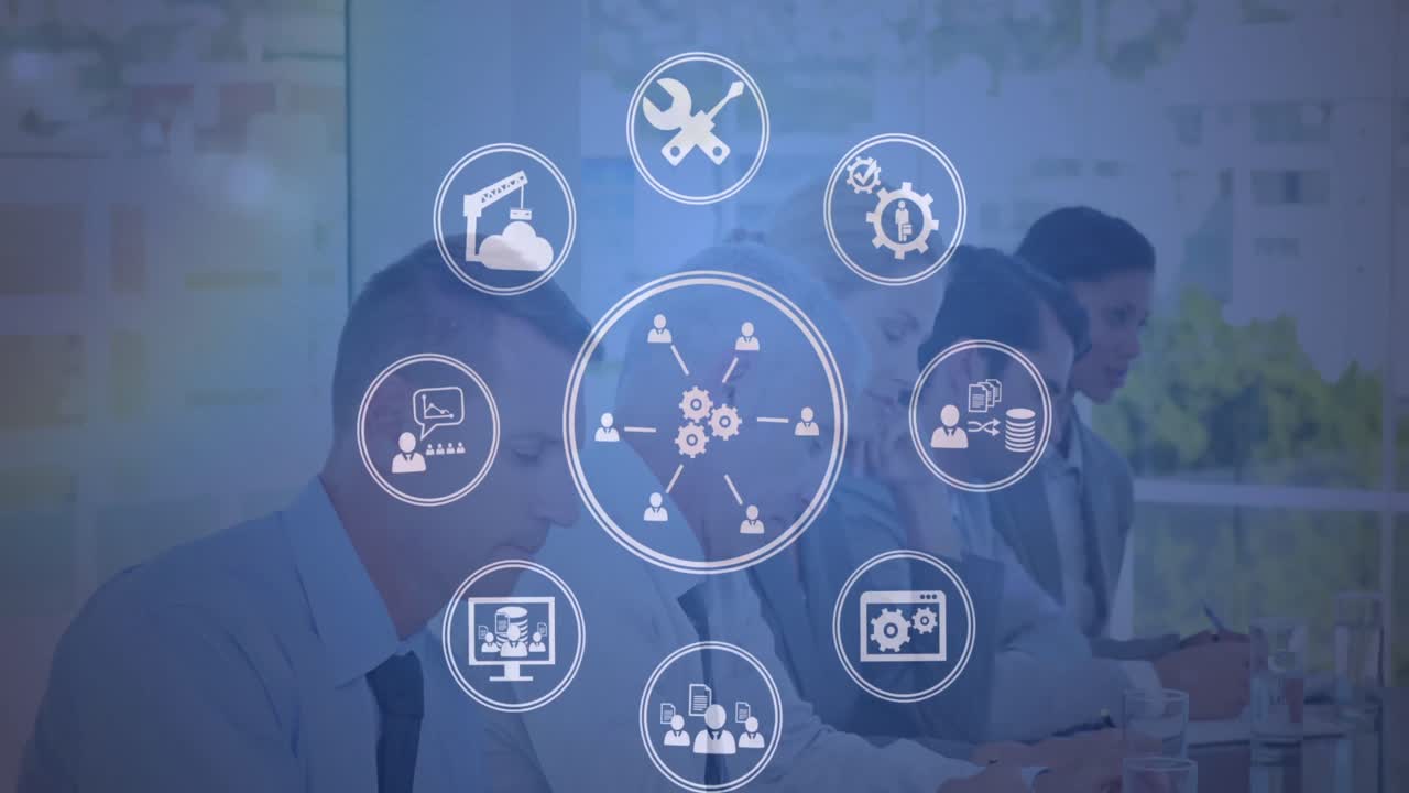 animación de iconos digitales girando sobre diversos empresarios discutiendo juntos en la oficina