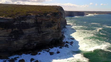 Acantilados-Y-Mar-Azul-En-El-Parque-Nacional-Real,-Nueva-Gales-Del-Sur,-Australia---Toma-Aérea-De-Drones