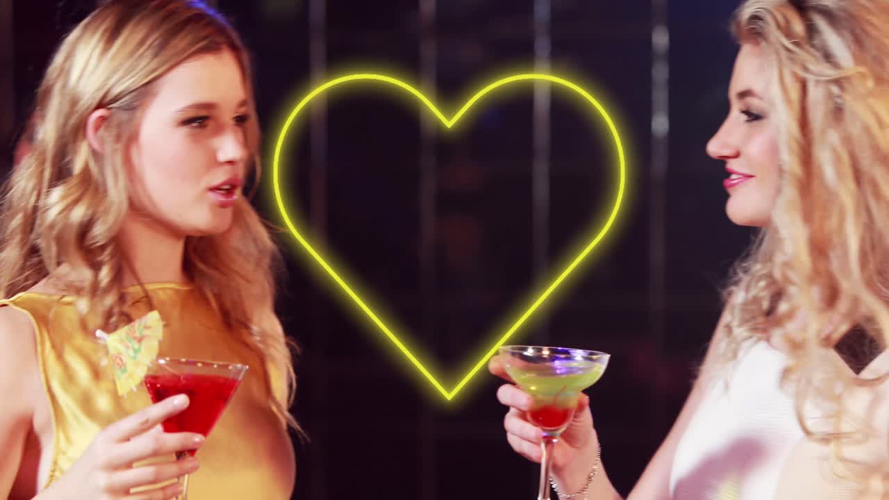 animación del corazón sobre sonriente grupo diverso de amigos con bebidas